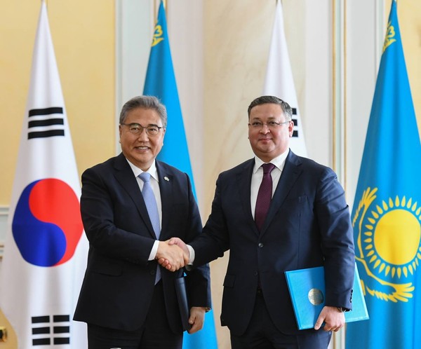 Minister Nutrleu and Minister Park Jin