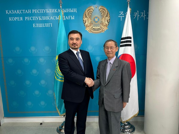 Ambassador of the Republic of Kazakhstan to the Republic of Korea Nurgali Arystanov and Publisher-Chairman of The Korea Post Lee-Kyung-sik