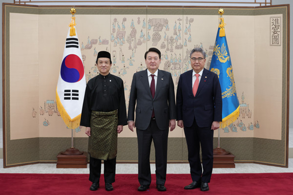 President Yoon Suk-yeol is flanked on the left by the then newly accreted Ambassador Datuk Lim Juay Jin of Malaysia in Seoul and Minister of Foreign Affairs Park Jin.