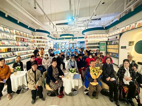 Persons with disabilities and literary enthusiasts attend a writing seminar by a renowned author at the Shanyuan Bookstore, Beijing. (Photo from the public account of the Shanyuan Bookstore on WeChat)