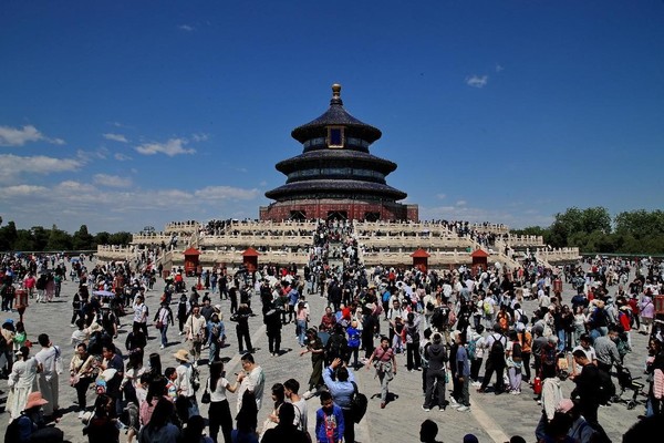 People visit the Temple of Heaven in Beijing. (Photo by Liu Xianguo/People's Daily Online)