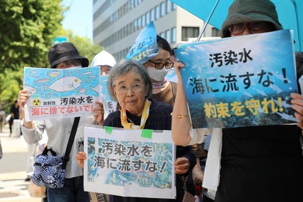 People gather to protest the Japanese government and Tokyo Electric Power Company's (TEPCO) decision on releasing nuclear-contaminated wastewater into the Pacific Ocean in front of the Prime Minister's Office of Japan in Tokyo, Japan, Aug. 25, 2023.. (Photo by Yue Linwei/People's Daily)