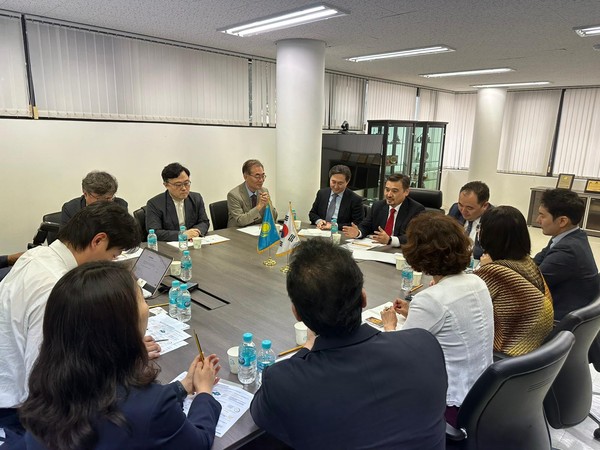 Nurgali Aristanov, Kazakhstan's Ambassador to Korea, gave a presentation on the Constitutional Convention.