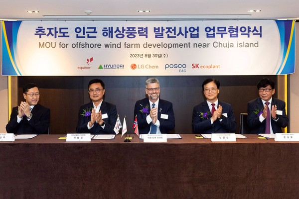 At the 'Business Agreement Ceremony for Offshore Wind Power Project near Chujado' held on Wednesday, August 30 (from left), LG Chem Vice President Heo Sung-woo, SK Ecoplant Business Unit Head Lee Dong-gul, Equinor Korea CEO Bjorn Inge Bratten, Hyundai Engineering Plant Division Head Lim Kwan-seop, and POSCO E&C Infrastructure Division Head On Sang-woong signed the agreement and took a commemorative photo.