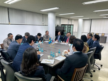 Ambassador Nurgali A. Arystanov of Kazakhstan (wearing a red tie) speaks at a meeting with Korean government and society leaders including former Korean Ambassador Kim Dae-sik in Kazakhstan (on the left of the ambassador). Deputy Managing Editor Joseph Sung of The Korea Post media is seen fifth from left with their back to the camera. 