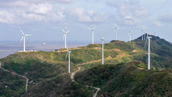 Photo shows a wind farm in Daishan county, Zhoushan, east China's Zhejiang province. (Photo by Zou Xunyong/People's Daily Online)