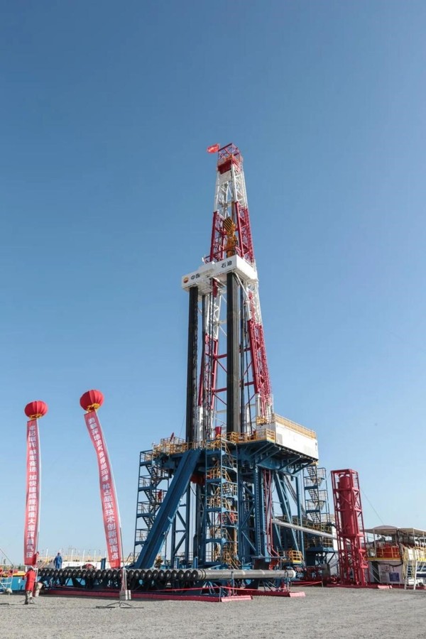 Photo shows the drilling site of PetroChina's Take-1 well. (Photo by Yao Dong)An employee installs the top drive for the drilling rig at the site of PetroChina's 11,100-meter drilling project. The top drive is independently developed by Beijing Petroleum Machinery Co., Ltd