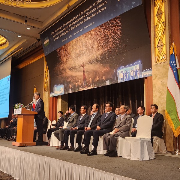 Chairman Kim Yong-gu of the Korea-Uzbekistan Business Association, Publisher-Chairman Lee Kyung-sik of The Korea Post media, and many other leading figures from all segments of Korean society.