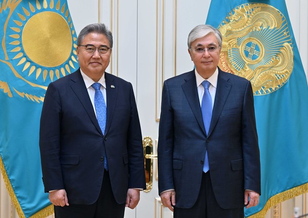 President Kassy Jomart Tokayev of Kazakhstan (right) poses with Minister of Foreign Affairs Park Jin of Korea