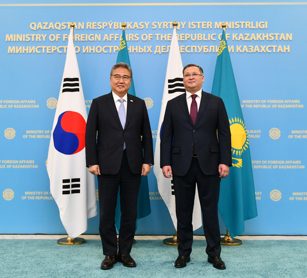 박진 외교부 장관(왼쪽)이 카자흐스탄 카운터파트인 무라트 누르틀레우 외교장관과 포즈를 취하고 있다.