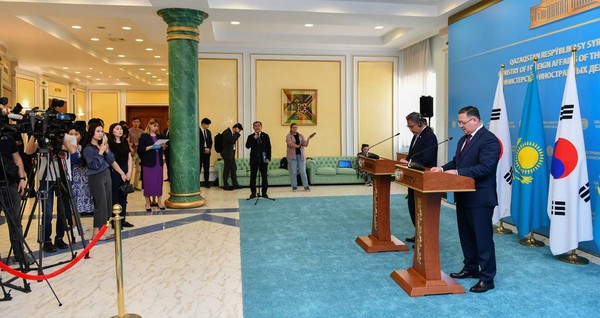 Minister of Foreign Affairs Park Jin and Foreign Miniser Murat Nurtleu (behind rostrum, left and right) speak at a bilateral meeting.