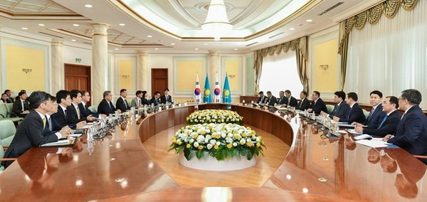 한-카자흐스탄 외교장관은 상생관계와 협력을 더욱 증진시키기 위한 방안을 논의하고있다.