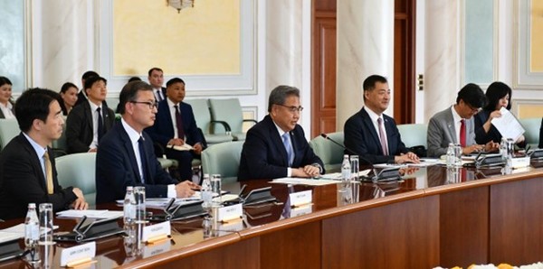 박진 외교통상부 장관(왼쪽에서 세번째, 전경)이 한-카자흐스탄 간 협력을 더욱 강화할 필요가 있음을 강조하고 있다.