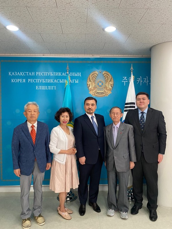 Ambassador Nurgali Arystanov (center) poses with Publisher-Chairman Lee Kyung-sik of The Korea Post media (fourth from left) and Vice Chaipersons Jang Chang-yong and Joy Cho (left and second from ). At right is Attache Bauyrzhan Dautov of the Embassy.
