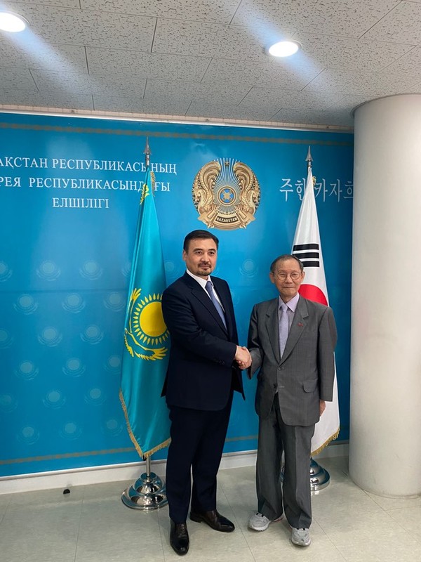 Ambassador Nurgali Arystanov (left) poses with Publisher-Chairman Lee Kyung-sik of The Korea Post media.