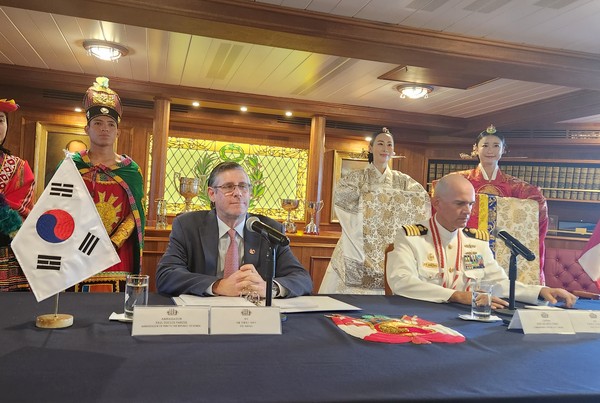 Ambassador Paul Duclos of the Republic of Peru in Seoul (left) and Captain Jorge Luis Malaver Baron of BAP Union respond to questions asked by Korean and international journalists at a press meeting on Sept. 10, 2023. 