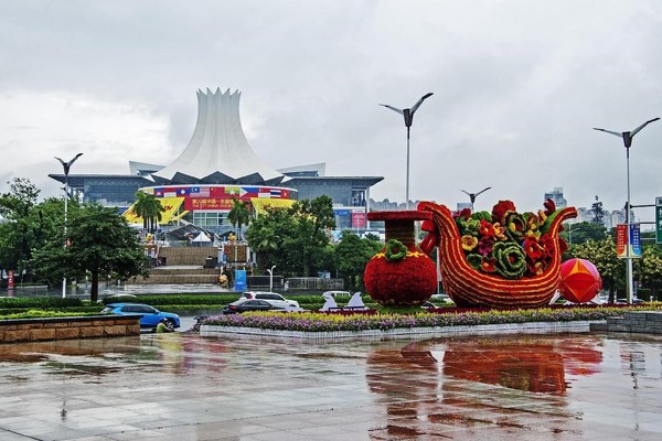 The Nanning International Convention and Exhibition Center in Nanning, south China's Guangxi Zhuang autonomous region, is decorated to embrace the 20th China-ASEAN Expo. (Photo by Zhao Jingwu/People's Daily Online)