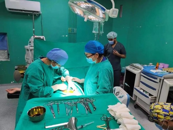 Doctors of a Chinese medical team to Morocco perform a surgery. (Photo courtesy of Xinmin Evening News)