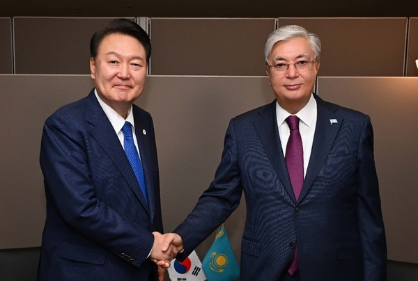 Photo show President Yoon Suk-yeol of Korea (left) and PresidentKassym-Jomart Tokayev of Kazakhstan firmly holding the hand of each other.