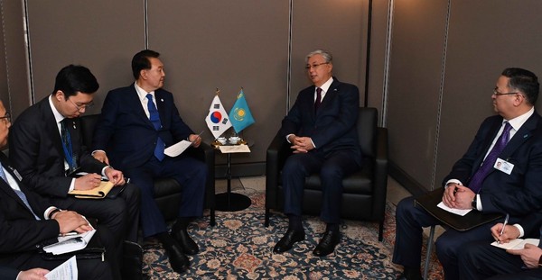 President Yoon of Korea and President Tokayev of Kazakhstan (third and fourth from left, respectively) discuss ways to further increase cooperation between the two countries with key members of the two governments.