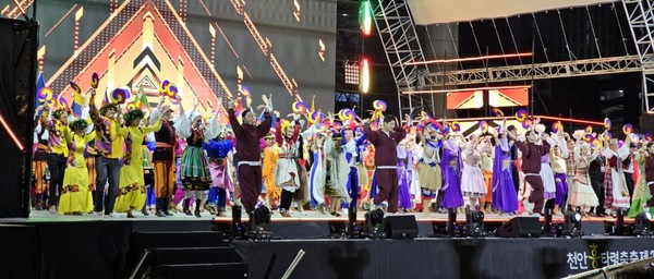 Performing artists from a total 16 different countries of the world, including the People’s Republic of China on mainland the Republic of China on Taiwan as well as Korea took part in the opening ceremony of the 2023 Cheonan Heung-Taryeong Dance Festival in the Cheonan City on Oct. 5, 2023.