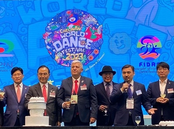Ambassador Arystanov of Kazakhstan (second from right) speaks on the stage at the Opening Ceremony of the Festival participated by an estimated 20,000 people. Mayor Park is seen with Co-Chairman Gurhan Ozanoglu (Türkiye) of the Federation of International Dance Festival (3rd from left).