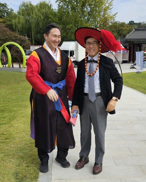 Councilor Timur Jaikov of Kazakhstan Embassy (left) poses with President Kim Hyung-dae of The Korea Post media, publisher of 3 English and 2 Korean-language news publications since 1985. Kim organized the Ambassadors’ Tour for the Namwon City on the Opening Day of the Namwon Drone Festival.