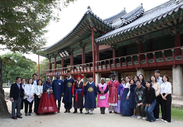 Ambassador Ali M Magashi of Nigeria (8th from left) poses with the ancient Joseon Dynasty Police Chief of the Namwon City (8th and 9th from left, respectively, both in the attire of the Joseon Dynasty) with other visiting members of the Seoul Diplomatic Corps on Oct. 6, 2023. President Kim Hyung-dae of The Korea Post media, organizer of the Diplomat Tour for the Namwon City and Mrs. Kim are seen left and second from left, respective. Chief Abbot Ven. Park Seung-eok of the Cheonman-sa Buddhist Temple (religious editorial writer of The Korea Post media) is seen 10th from left with Vice Chairperson Joy Cho of The Korea Post (8th from right). They are posing in front of the historic legend-rich, 2-story Gwanghallu Pavilion which is the scene of Korea’s most-loved Love Story of Chun-hyang (Spring Fragrance) and her lover, Yi Mong-yong (meaning ‘Sleeping Dragon of the Yi Clan).