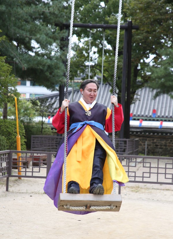 Councilor Timur Jaikov of Kazakhstan tries his skill riding a Korean swing clad in the uniform of a Joseon Dynasty Police officer. If he had done it in the real Joseon Dynasty, he would have ‘won’ a good flogging punishment. The Joseon (Yi) Dynasty ruled Korea for 500 years until Japan’s occupation of Korea in 1910.