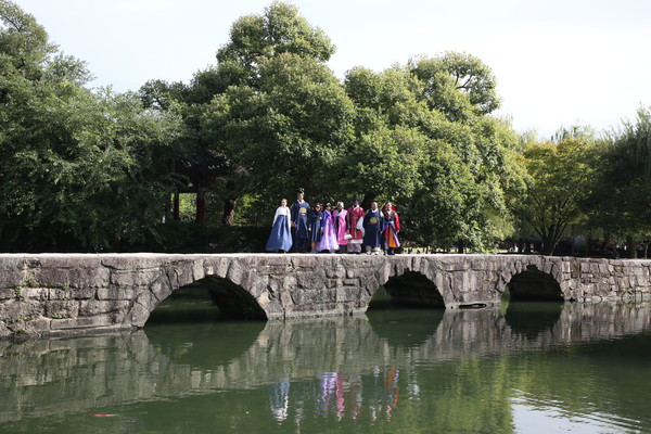 Visitors from the Seoul Diplomatic Corps and The Korea Post media pose for the camera on the Ojak-kyo Bridge (literally, Bridge Built by Crows).