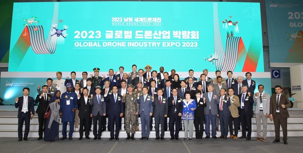 Mayor Choi Kyung-sik of the Namwon City and Ambassador Ali M Magashi of Nigeria (7th and 4th from left, respectively) pose with other distinguished participants representatives all segments of Korean society, including provincial governors, city mayors and other distinguished dignitaries from with Korea and without.