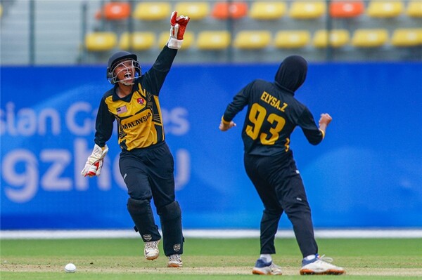 Photo shows Malaysian athletes in a 1/4 final of the women's cricket at the 19th Asian Games in Hangzhou, east China's Zhejiang province, Sept. 21, 2023. (Photo from the official website of the Hangzhou Asian Games)