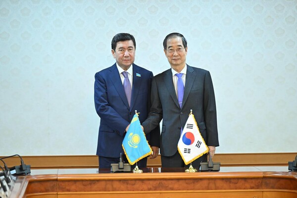 Speaker of the Mazhilis and the Prime Minister of the Republic of Korea Han Duk-soo.
