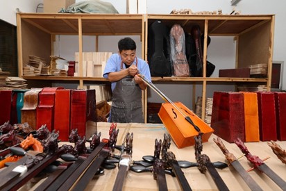 Ma Wangsheng is stringing a horse-head fiddle. (Photo by Buyandelger)