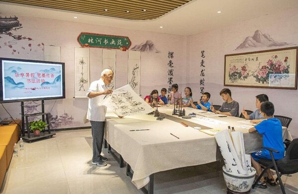 Villagers learn Chinese calligraphy in Linhe village, Guanmiao township, Suqian, east China's Jiangsu province. (Photo by Xu Jianghai/People's Daily Online)