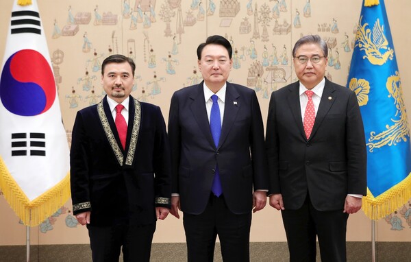  Kazakhstan to the Republic of Korea Nurgali Arystanov Receives his credentials from President Yoon Suk-yeol as  Kazakhstan's ambassador to Korea. Minister of Foreign Affairs Park Jin is also present.