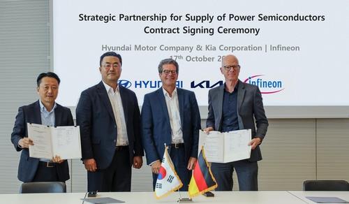 Officials from Hyundai Motor Group and Infineon Technologies AG pose for a photo after signing a strategic partnership deal in Munich, Germany, on Oct. 17, 2023, in this photo provided by Hyundai (Yonhap)