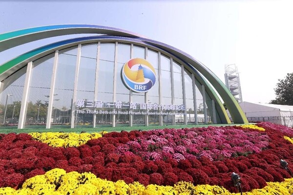 Photo taken on Oct. 11, 2023 shows a decorative floral display for the third Belt and Road Forum for International Cooperation at the China National Convention Center in Beijing. (Photo by Chen Xiaogen/People's Daily Online)