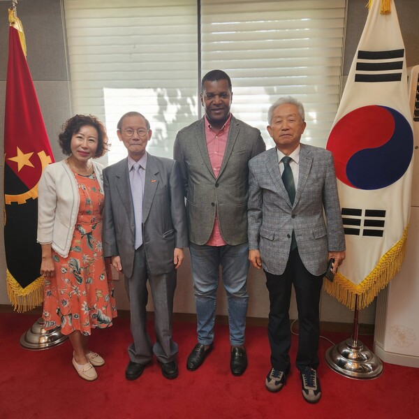 Secretary of State Jânio da Rosa Corrêa Victor for Mineral Resources (3rd from left) poses with Publisher-Chairman Lee Kyung-sik of The Korea Post media (second from left) and Vice Chairman Jang Chang-yong and Vice Chairperson Joy Cho of The Korea Post (right and left, respectively).