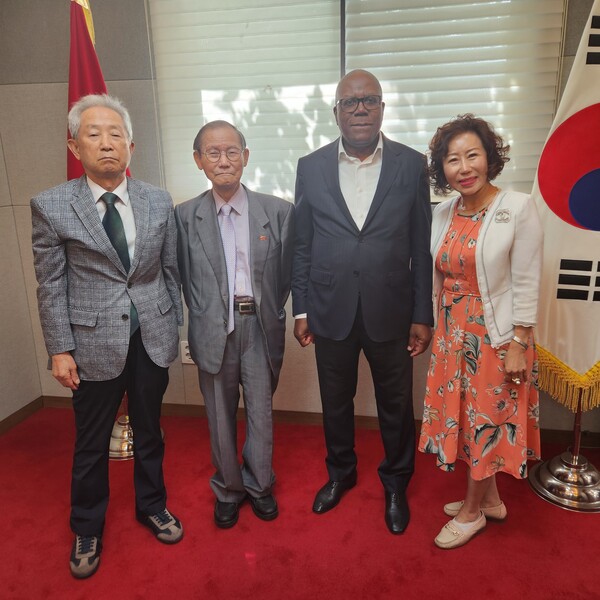 CEO and Chairman Sebastiao Gaspar Martins of Sonangol Eng. (3rd from left) is flanked on the left by Publisher-Chairman Lee Kyung-sik of The Korea Post media. Vice Chairs Jang Chang-yong (far left) and Joy Cho (fourth from left) of The Korea Post media are also present in the photo.