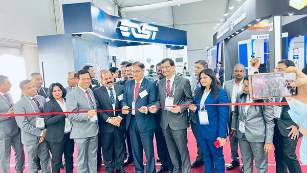 Ambassador Kumar (6th from left) cuts ribbons with other dignitaries of India during the inauguration ceremony of the India Pavilion at Seoul International Aerospace & Defense Exhibition on Oct. 17, 2023.
