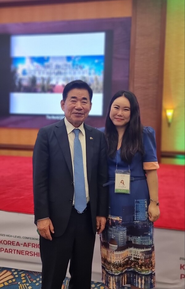  Speaker of the National Assembly, Kim Jin-pyo.​​​​​​ posed with  Kim Ji-young, Director of  Africa-Korea Economic Development Association