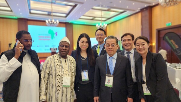 Chung Si-woo, Secretary General of the Africa-Korea Economic Development Association,( fourth from left ) posed with Korean delegation consisted of more than 100 representatives 