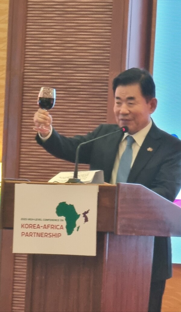 Speaker of the National Assembly, Kim Jin-pyo offering the toast