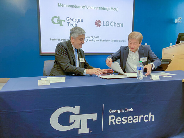 LG화학이 24일(현지시각) 조지아텍과 미국 조지아주 애틀랜타에 위치한 조지아텍에서 차세대 전지 소재 등 미래 기술 공동 연구와 인재 육성을 위한 업무 협약을 체결했다.
