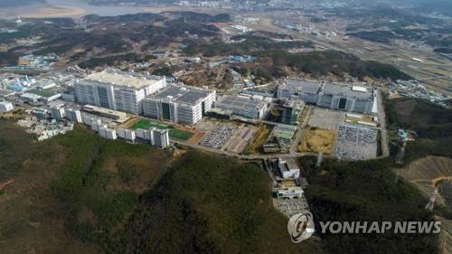 The file photo provided by LG Display Co. shows its factory in Paju, 37 kilometers northwest of Seoul. (PHOTO NOT FOR SALE) (Yonhap)