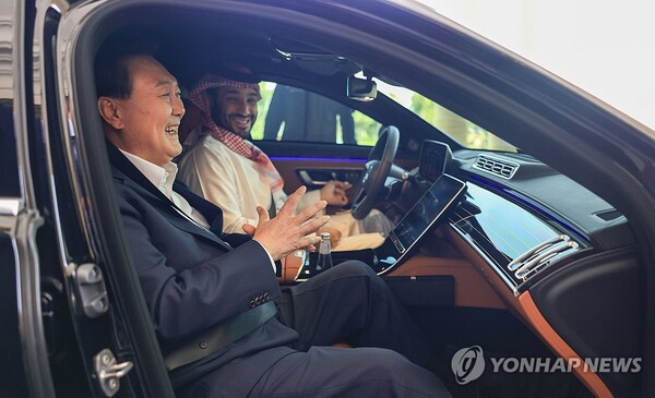 Saudi Crown Prince Mohammed bin Salman (R) gives South Korean President Yoon Suk Yeol a ride to the Future Investment Initiative forum in Riyadh on Oct. 24, 2023. (Pool photo) (Yonhap)