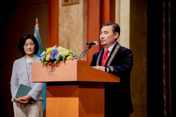 Ambassador of Kazakhstan Arystanov  (right) is delivering a speech. On the left is Vice Minister Ms. Kim Hyo-eun.