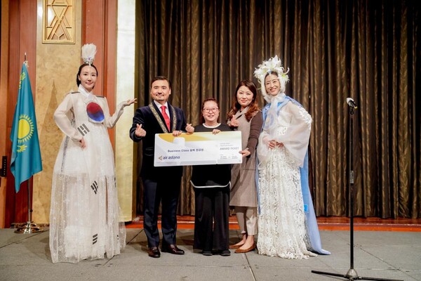 Ambassador  of Kazakhstan Arystanov (2nd from left) poses with a Korena lady