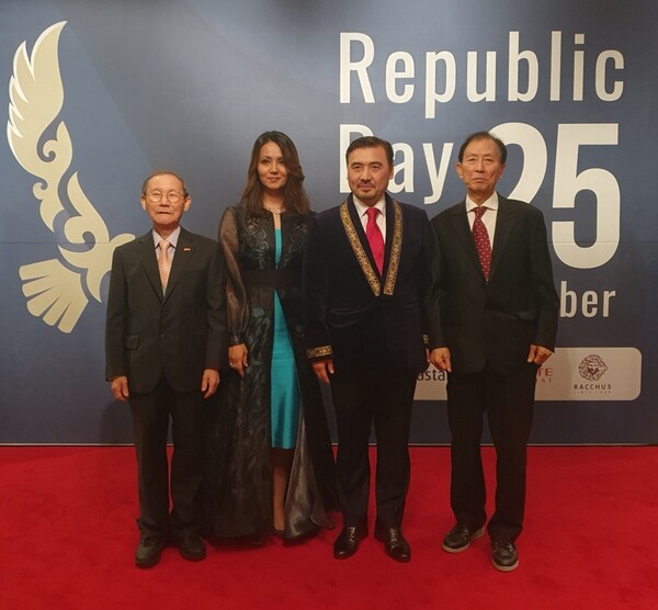 Photo shows Ambassador Nurgali Arystanov and Mrs. Dilyara Arystanova flanked on the left by Publisher-Chairman Lee Kyung-sik of The Korea Post media and his Vice Chairman Choe Nam-suk.